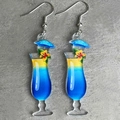 Detailansicht der tropischen Cocktailglas-Ohrringe aus Acryl mit blau-gelbem Farbverlauf - Blau-Gelber Farbverlauf Regenschirm-Stil