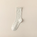 Chaussettes beiges à pois gris foncé avec bordure à volants au style adorable - Gris clair