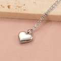 Dettaglio ravvicinato del ciondolo a cuore lucido su catena in acciaio inossidabile - Colore Acciaio (12mm)