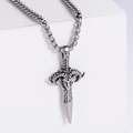 Dettaglio del ciondolo a spada con testa di capra argento e finitura in acciaio ossidato - Colore Acciaio (senza catena)