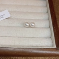 Vue détaillée de boucles d'oreilles perles blanches dans un organisateur en velours beige - Clous d'Oreilles Perle Tige Argent / 8mm / Blanc