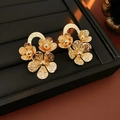 Boucles d'oreilles fleurs dorées avec texture martelée et trois fleurs sur plateau noir - Style Texture Martelée à Triple Fleur Doré