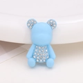 Detalle de un amuleto de oso azul de resina con diamantes de imitación para accesorios DIY - Oso / Oso Pintado Azul Claro