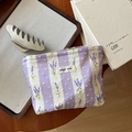 Détail de la trousse fleurie avec imprimé lavande et pince à cheveux crème minimaliste - Campanule Rayée Blanc Violet