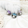Détail de pendentifs coquillages émaillés dorés 18K avec perles pour création de bijoux - Coquillage Bleu Base Argent