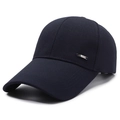 Gorra de béisbol azul marino con visera larga y detalle de placa metálica BLACK lateral - Ajustable / Azul marino