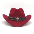 Détail d'un chapeau de cow-boy rouge avec bande tressée et décoration tête de taureau - Bordeaux