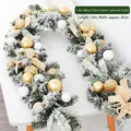 Guirlande de Noël enneigée de 1,8m avec boules dorées et nœuds couleur champagne chic - Guirlande Mixte Enneigée 1.8m Or