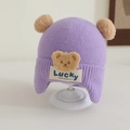 Nahaufnahme der lila Strickmütze mit Plüschbären-Patch und doppelten Pompons Details - 1-3 Jahre / Lila