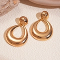 Nahaufnahme goldener Tropfenohrringe auf Naturstein und strukturiertem Stoffhintergrund - Gold (925 Sterling Silber Ohrringstift)
