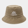 Detail der Stickerei mit Steuerrad und Captain-Schriftzug auf einem gewaschenen Fischerhut - M (56-58cm) / Khaki