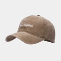 Dettaglio del cappellino da baseball marrone vintage con ricamo bianco Los Angeles - Cachi