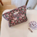 Vue détaillée de la trousse de maquillage en coton fleuri avec étiquette blanche - Petite Fleur Rose Violette