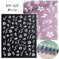 Makro-Detail von weißen Kirschblüten-Nagelstickern mit 3D-Textur und Zweigmuster - Weiß