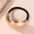 Dettaglio dell'elastico per capelli minimalista con metallo dorato lucido e corda elastica - Elastico per Capelli a Mezzaluna Minimalista / Oro