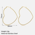 Detalle de pendientes de aro grandes con forma de corazón dorado, 73 mm por 60 mm - Pendientes de corazón (73mm) / Oro de 18K