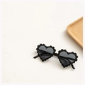 Gafas de sol de corazón para niños con bordes ondulados en negro clásico para bebés - Negro (Lente Gris)