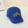 Dettaglio del ricamo monster truck sul cappellino in cotone blu scuro per bambini - 52cm 3-6 Anni / Blu