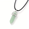 Détail du pendentif en cristal hexagonal vert avec fermoir argenté et cordon - Aventurine Verte