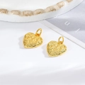Détail de deux pendentifs en forme de cœur dorés avec texture martelée pour bijoux DIY - Cœur Surface Irrégulière / Doré