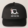 Detail der Auto-Stickerei und Netzrückseite an der schwarzen verstellbaren Trucker-Kappe - Einheitsgröße / Schwarz
