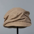 Dettaglio della trama in lino e del logo in metallo della coppola color marrone - M (56-58cm) / Cachi