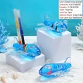 Détail d'un ornement avion à sable mouvant liquide avec pingouin et porte-stylo - Avion-Eau Bleue / Styles Aléatoires