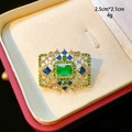 Broche fleur en cristal vert doré présentée dans un élégant écrin à bijoux en velours rouge - Style Géométrique Vert (B834)