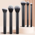 Set di pennelli da trucco neri con glitter su un supporto circolare rosa elegante - Set da 6 pezzi / Nero con Glitter