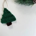 Colgante de árbol de Navidad de punto verde hecho a mano con brillos dorados y lazo de yute - Estilo 7