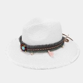 Détail d'un chapeau de paille blanc avec franges bohèmes, perles et décor turquoise - Blanc
