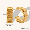 18K vergulde C-vormige oorringen met gegolfde textuur en afmetingen van 16,5mm x 6,7mm - Geroezelde Bloem C-Vormige Oorbellen-Goud