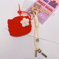 Détail d'une pochette tricotée rouge avec fleur et cordon perlé arc-en-ciel à smiley - 31.A06 Pochette Fleur Rouge