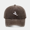 Dettaglio del ricamo bianco sul cappello da baseball vintage in cotone marrone lavato - Regolabile / caffè