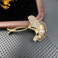 Élégante broche feuille de ginkgo dorée avec cristaux et perle blanche ronde - BZ098 Feuille de Ginkgo Pavée