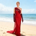 Sexy burgunderrotes Satin-Abendkleid mit langen Lederhandschuhen am Strand - S / Burgunderrot