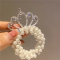 Detalle de coletero de perlas para niña con corona de strass plateada y brillantes - Corona con colgante de diamantes de imitación