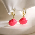 Dettaglio macro degli orecchini placcati oro 18K con ciondoli a conchiglia rosa - Rosa