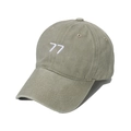 Detail der gewaschenen olivgrünen Baseballkappe mit weißer 77 Stickerei auf Baumwolle - 58cm / Khaki