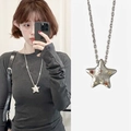 Détail du collier pendentif étoile avec zircons colorés et chaîne délicate en argent - Type A Collier Étoile Argentée avec Zircon Coloré