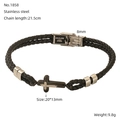 Detailansicht eines geflochtenen Lederarmbands mit Kreuzanhänger aus Edelstahl und Verschluss - Kreuz Anhänger Geflochtenes Armband (ZH1858S)