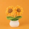 Handgefertigte gehäkelte Sonnenblume im weißen Keramiktopf für die Tischdekoration - Fertige Doppelköpfige Sonnenblumen-mini-topfpflanze (kleine Größe 6 Cm)