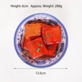 Modelo realista de cerdo estofado en cuenco de porcelana azul con diámetro de 12,6 cm - Tofu Braseado