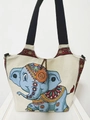 Details der Elefantenstickerei und Holzknopf an der beigen Canvas-Einkaufstasche - Stil 13-Beige Blauer Elefant