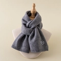 Écharpe en maille grise avec broderie cœur et finitions côtelées sur support - Écharpe / Gris