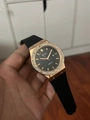 Gros plan d'une montre en or rose avec strass, cadran noir et bracelet en caoutchouc - Boîtier Or Rose Bracelet Silicone Noir