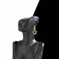 Boucles d'oreilles créoles dorées style français avec charms cœur noir sur support - ER-406 / Noir