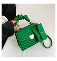 Piccola borsa quadrata trapuntata verde con chiusura a cuore e manico a nuvola - Verde