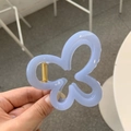 Elegante pinza per capelli a farfalla blu chiaro con finitura in acrilico e molla dorata - Celeste