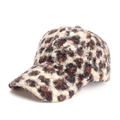 Dettaglio del cappello da baseball leopardato in morbido materiale pile agnellato - Bianco Sporco